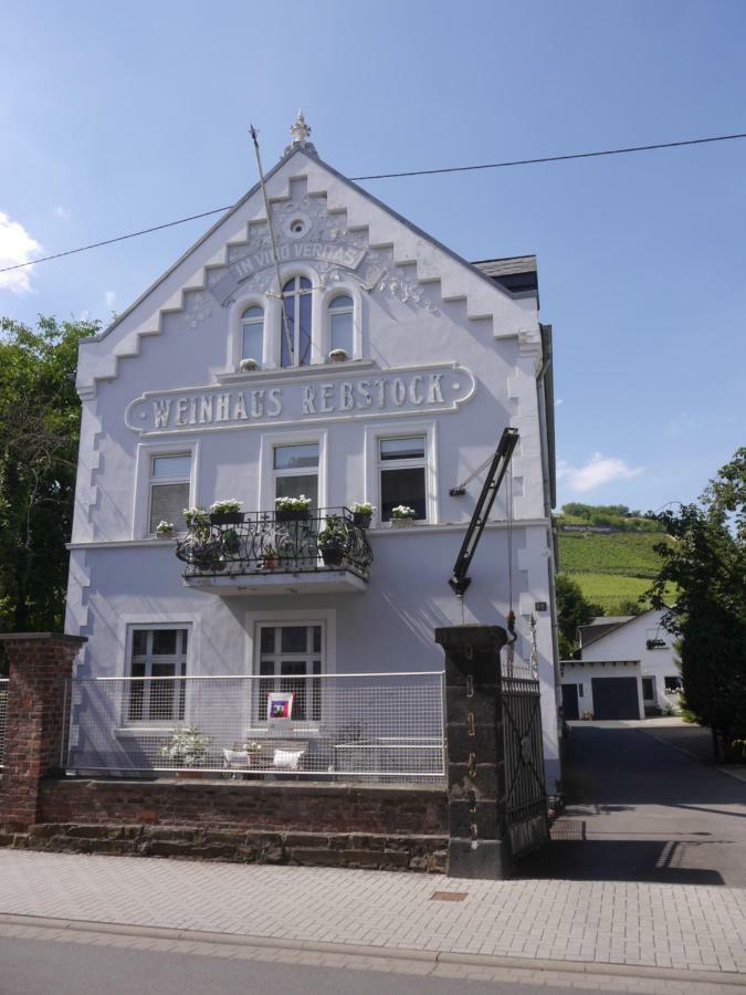 Апартаменты Altes Weingut Weinhaus Rebstock Виннинген Экстерьер фото